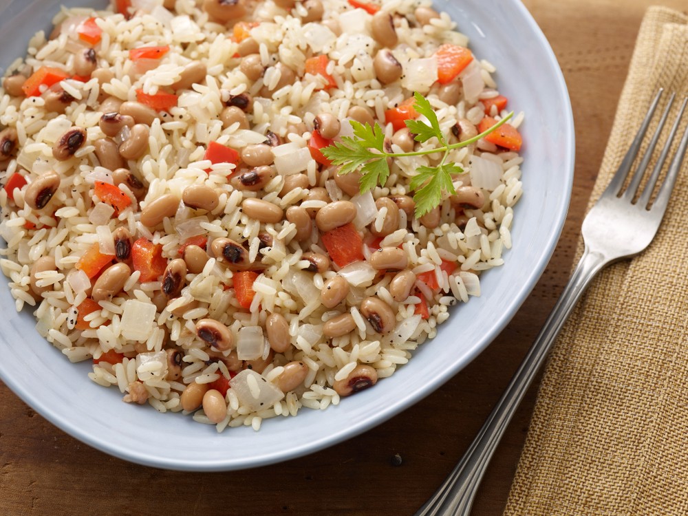 Hoppin’ John - Nam Mỹ: Hoppin’ John là  món ăn truyền thống mang theo hi vọng một năm mới thịnh vượng, dư dả của người Nam Mỹ. Món ăn này được nấu từ gạo, đậu trắng hoặc đậu đen, hành tây và thịt xông khói xắt nhỏ. Người ta sẽ cho thêm một vài hạt đậu Hà Lan hoặc đồng xu vào món này và quan niệm rằng, những người ăn được phần có đậu hoặc đồng xu sẽ gặp may mắn cả năm. 